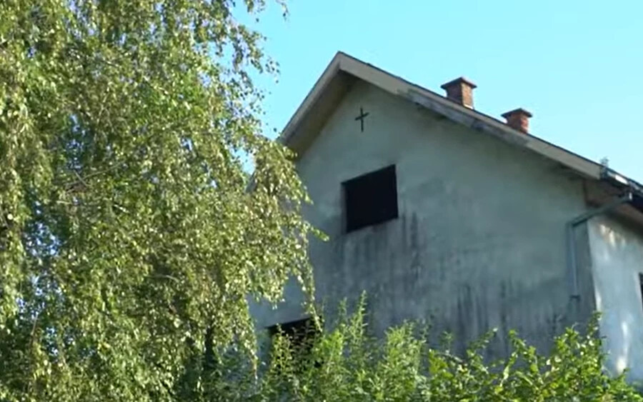 A horvátországi Skrinjari nevű kis falu határában egy hatalmas fákkal körülvett ház áll. Állítólag az 1980-as években épült, és az eredeti tulajdonos és családja paranormális tevékenység miatt hagyta el az ingatlant. A legenda szerint egy kislány beleesett a telken lévő kútba és megfulladt, de a holttestét soha nem találták meg. Később egy fiatal nőt is meggyilkoltak a házban, és a maradványait a ház falaiba rejtették.