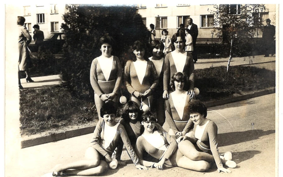 A 70 éves Komáromi Ipari „dorasztista” (ifista) lányai tornatanárukkal, Viola Lajossal 1980-ban