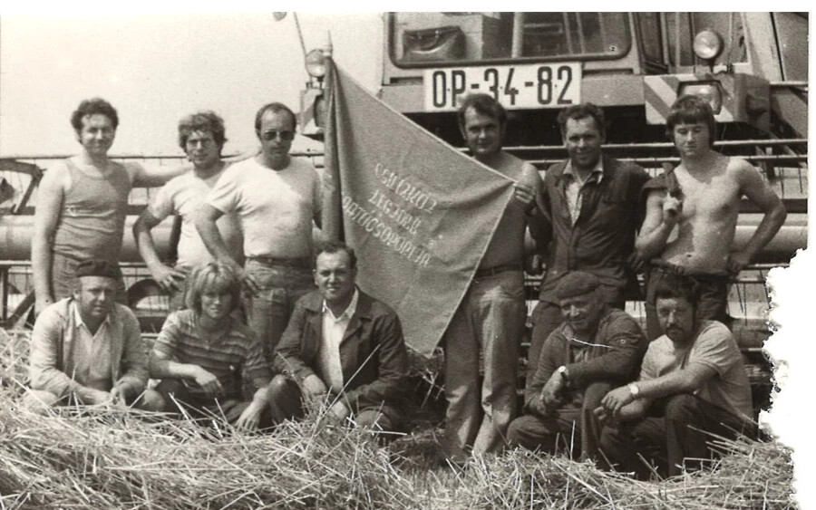 1981 júliusában, aratáskor készült felvétel, a Csilizköz EFSz egyik dűlőjében. A képen látható csoport éppen a „Csilizköz legjobb aratócsoportja” zászlót vette át a vezetőségtől. Az időtájt voltak segítségünkre az Opavai járásból érkezett cseh kombájnisták – a fotón keveredve a csilizköziekkel…