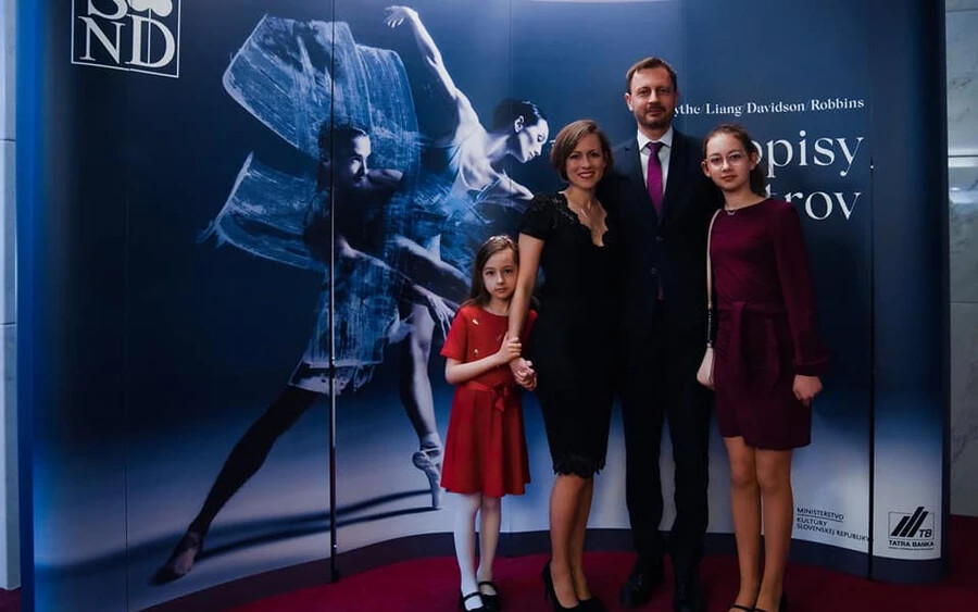 „A feleségemmel és lányaimmal zártam a munkahetet: megnéztük a Rukopisy majstrov című darab premierjét a Szlovák Nemzeti Színházban“- írja Heger a Facebookon.