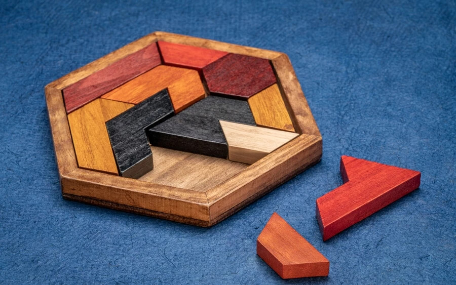 Kingzhuo Hexagon Tangram Puzzle Wooden Puzzle: Látszatra egyszerű, a gyakorlatban mégis meglepően trükkös rejtvény, amely gyerekeknek és felnőtteknek egyaránt remek szórakozás lehet, már csak azért is, mert minden alkalommal új lehetséges megoldásokkal vár.