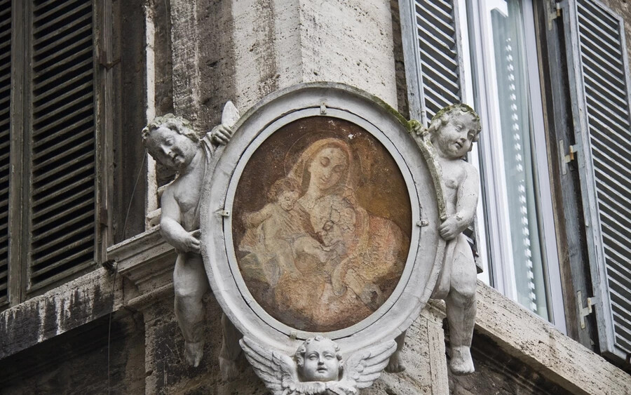 Passetto del Biscione (Róma): Róma egyik eldugottabb kis utcája, amely két teret, a Piazza del Biscionét és a Via di Grotta Pintát köti össze. A 18. század végén csoda helyszíne volt, az utcában található Madonna-festmény ugyanis állítólag mozgatta a szemeit. Bár mára ez „már” nem történik, a felújított utcát így is érdemes meglesni.
