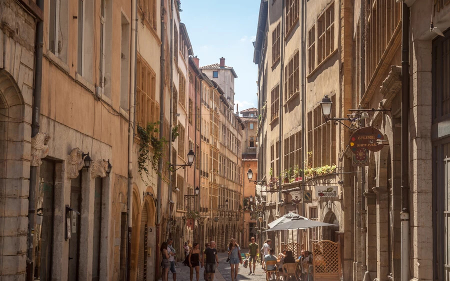 Lyon rejtett utcái (Franciaország): Lyon városában egy összetett átjáróhálózat létezik, mely régen biztonságos útvonalat biztosított a selyemkereskedők számára, hogy piacról piacra juthassanak. A városban csaknem 400 különböző utca tartozik ehhez a hálózathoz, néhány pedig ma is nyitva áll a publikum előtt.