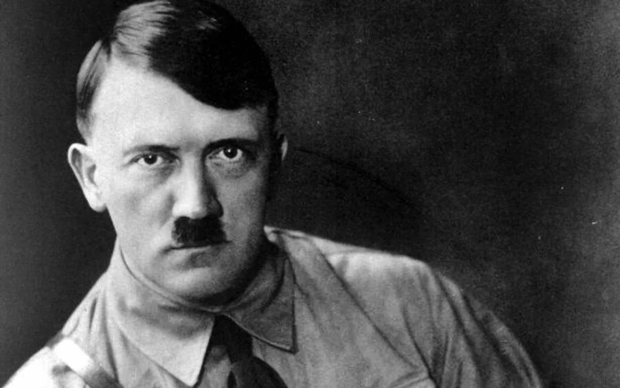 Adolf Hitlert már 1921-ben meg akarták ölni. Egyszer kísérelték meg lelőni és háromszor próbálták bombamerénylettel kivégezni. 1945-ben bunkerébe akartak mérges gázt vezetni. Kép forrása. www.mirror.co.uk