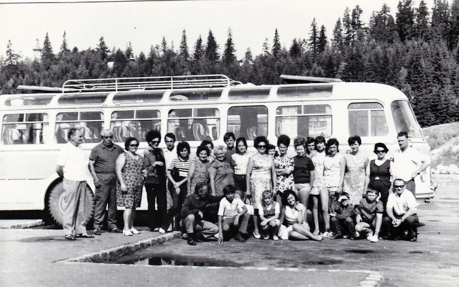 Ez az 1971 nyarán készült kép az akkori, dunaszerdahelyi  „ČSAD” dolgozóit örökíti meg egy magas-tátrai kiránduláson