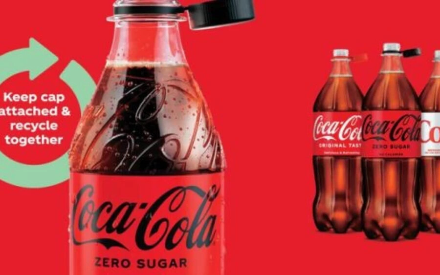 Ezt az intézkedést a Coca-Cola már bevezette Németországban, a vásárlók azonban nem örültek neki. „Az egyik leghaszontalanabb és legidegesítőbb »fejlesztés«, amit valaha láttam. Szeretek üvegből inni, a kupak pedig zavar” – közölte egy német vásárló. →