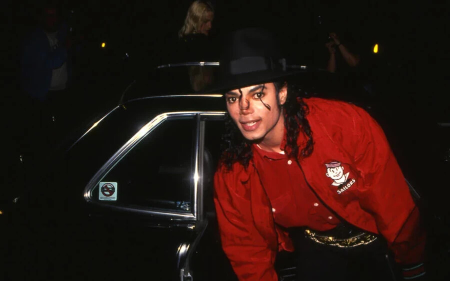 Egy időben Michael Jackson volt a legtöbbet kereső énekes, azonban kiadásai sem voltak csekélyek. Számos perben volt érintett, és olyan kölcsönei is voltak, amelyeket nem tudott visszafizetni. Halálakor 400-500 milliós tartozása volt.