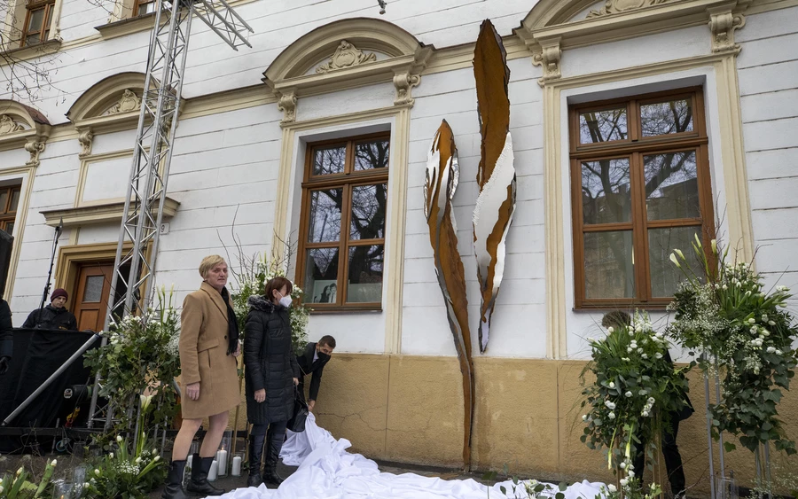 Felavatták a Ján Kuciaknak és Martina Kušnírovának állított emlékművet