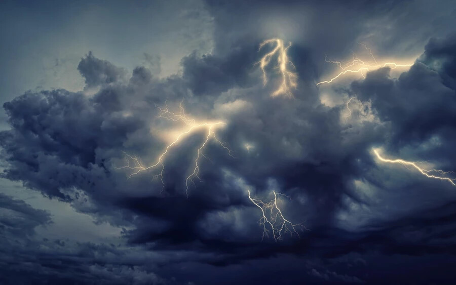 A viharok intenzívek lehetnek, meteorológusok szerint rövid idő leforgása alatt akár 30-50 milliméter csapadék is eshet.