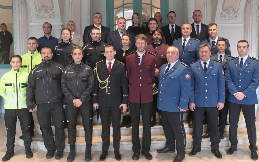 Az elnöki palotában fogadta a rendőröket és tűzoltókat Čaputová (FOTÓK)