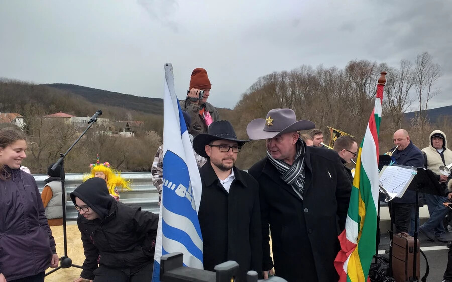 Az új Ipoly-hídról búcsúztatták a telet – vidám farsang a szlovák-magyar határon (GALÉRIA)