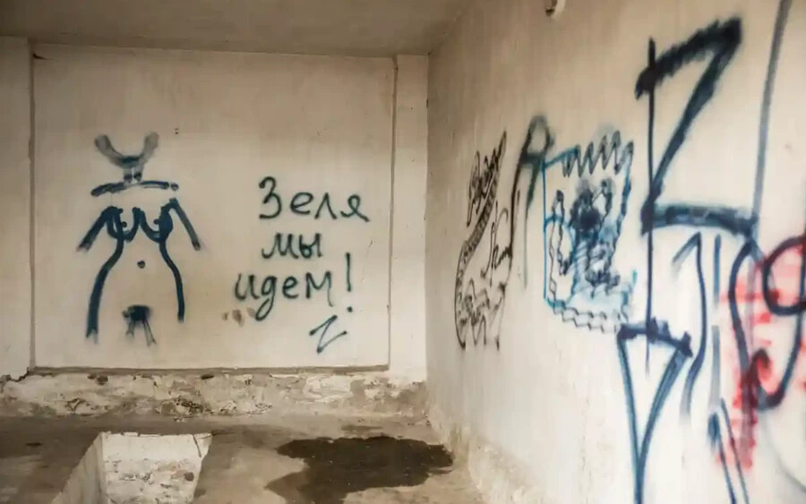 Miután az orosz csapatok kivonultak Herszonból, új részletek kerültek nyilvánosságra a megszállás alatti hónapokról – írja a The Guardian. Az ukrán nyomozók szerint az oroszok birtokba vettek egy épületet, amelyet kínzókamrává alakítottak.