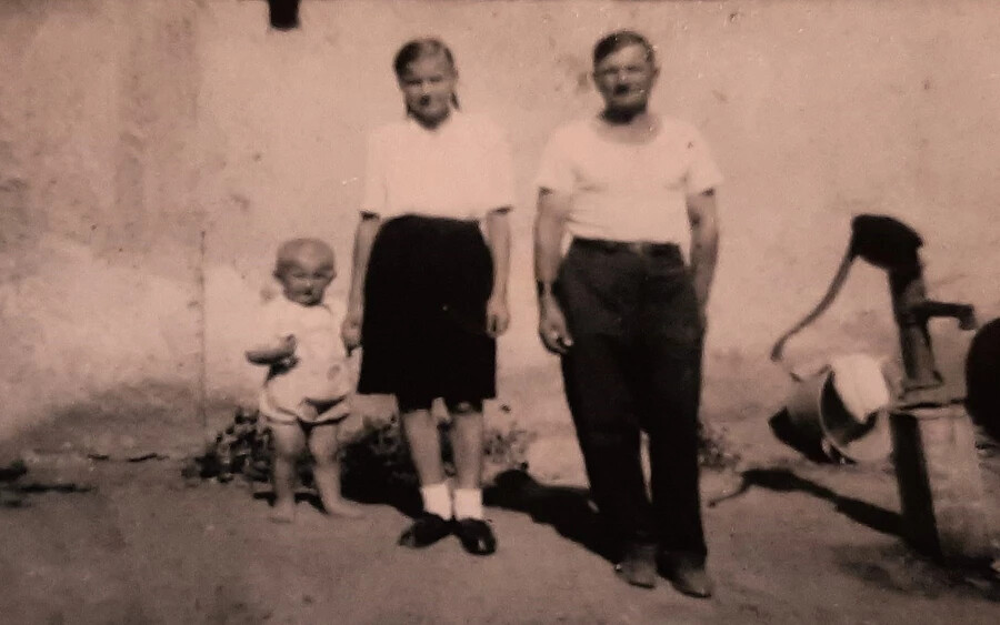 Itt még egyéves voltam, 1950-ben édesapámmal és nővéremmel
