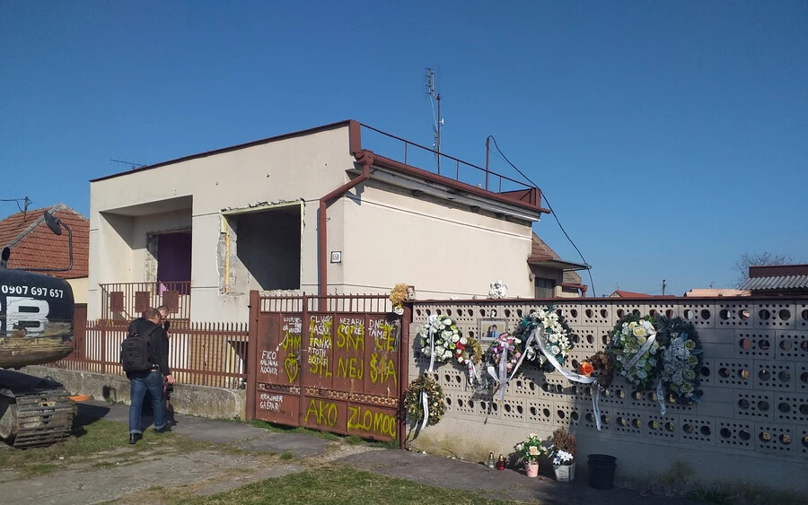 Elkezdték lebontani a meggyilkolt Ján Kuciak és Martina Kušnírová házát (FOTÓK+VIDEÓK)