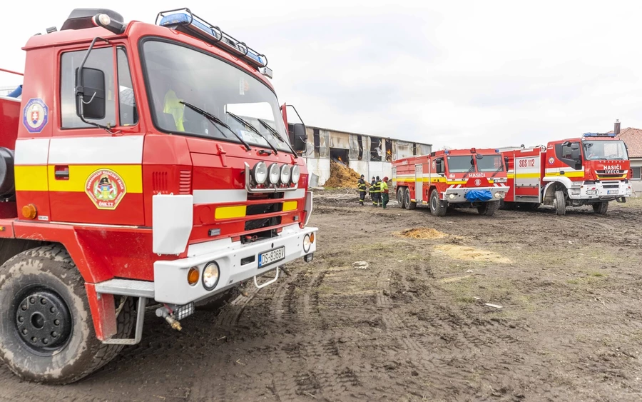 Hétfő óta lángokban áll egy légi szénaraktár