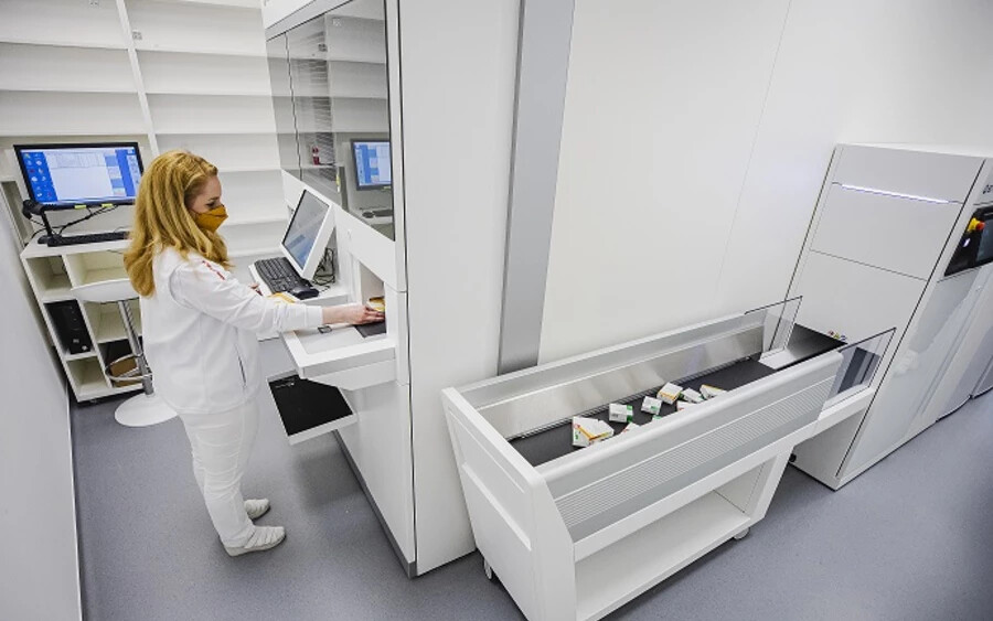 A robot körülbelül 15 ezer doboz gyógyszert képes raktározni