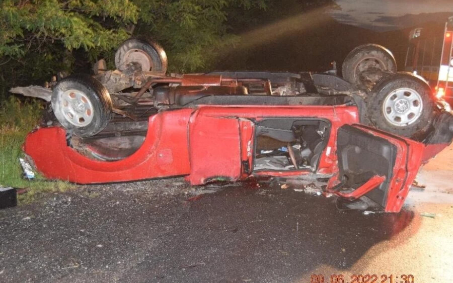 A balesetben a 18 éves sofőrje és 17 éves utasa könnyű sérüléseket szenvedett, a 71 éves sofőr viszont nem élte túl a balesetet. A fiatal sofőr ellen emberölés vétsége miatti büntetőeljárás indult.