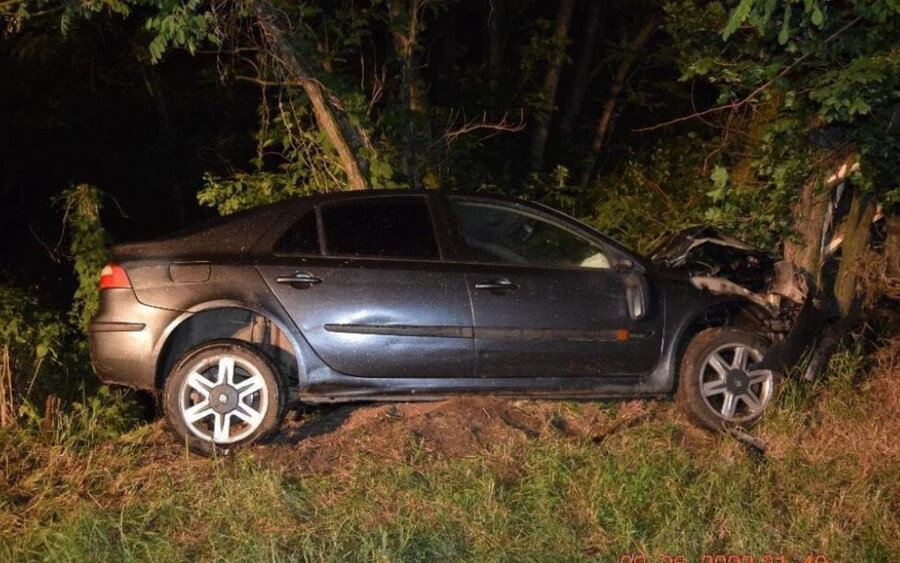 Az ütközést követően a 18 éves sofőr vezette jármű egy fának csapódott. A fiatal sofőr szervezetében nem találtak alkoholt.