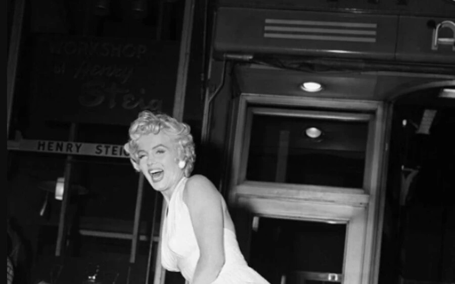 A Joe DiMaggio baseballjátékossal kötött házassága után Marilyn gyógyszerfüggővé vált. A férfi rendkívül féltékeny természete miatt gyakran bezárta őt a házba. A férfi Marilyn leghíresebb momentuma után – amikor fehér ruháját fellebbentette a szél – megverte a nőt. „Kiabált, és megkért minket, hogy segítsünk rajta“ – emlékszik vissza Marilyn fodrásza.