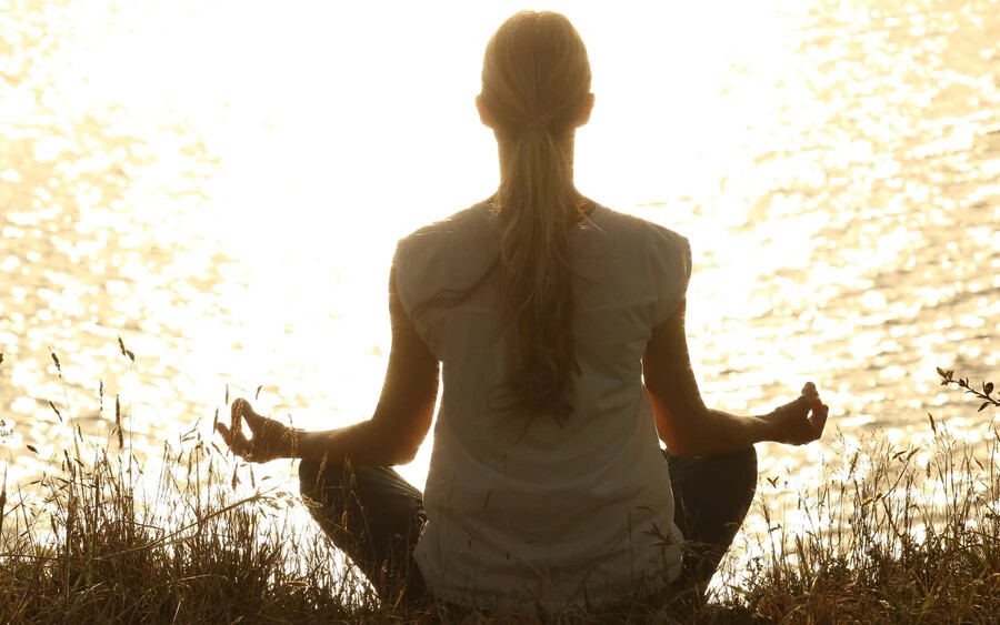 A pszichológus továbbá azt tanácsolja, hogy meditáljunk, vagy vezessünk „hálanaplót”, amibe minden nap leírunk három dolgot, amiért hálásak vagyunk. 