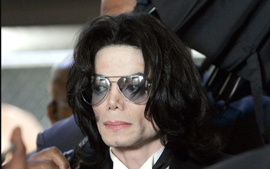 Michael Jackson Los Angeles-i otthonában hunyt el. A végzetes éjszakán személyes orvosa, Dr. Conrad Murray altatót adott be neki. Ezzel összefüggésben Murrayt négy év börtönbüntetésre ítélték akaratlan emberölés miatt. A 69 éves szívsebészt 2013-ban engedték szabadon, miután letöltötte négyéves büntetésének felét.