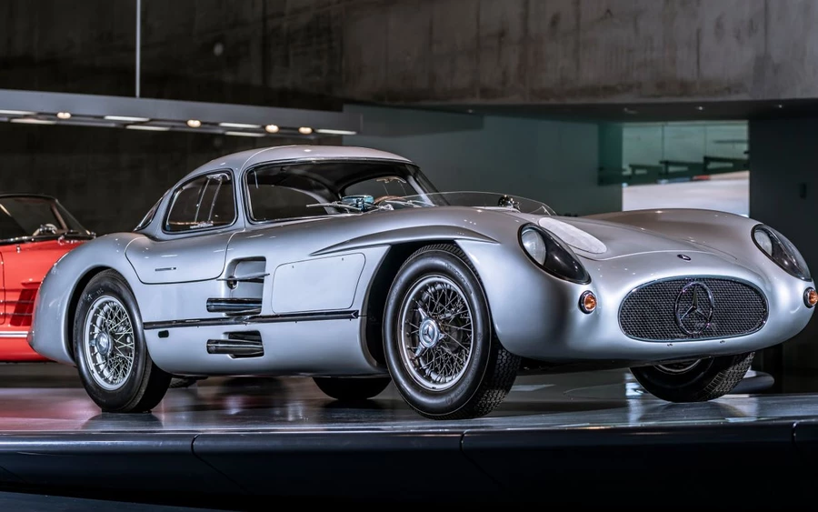 Mercedes-Benz 300SLR Uhlenhaut Coupé: Gyártási éve 1955. És az ár? Több mint 116 millió euró.  Ez a második a 300SLR közúti sportkupé, amelyet a zseniális brit-német mérnök, Rudolf Uhlenhaut használt.