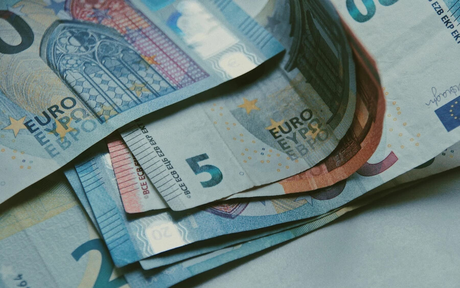 A JDS szerint minden nyugdíjast, aki havonta 490 eurónál kevesebbet tesz zsebre, az infláció figyelembevétele után a szegénység veszélye fenyeget.