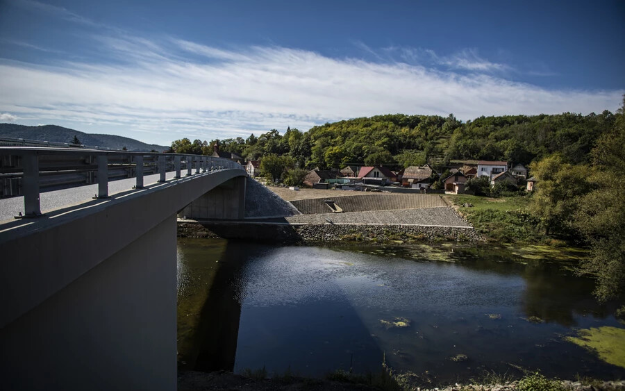 Ipoly-híd: november végéig leaszfaltozzák a bekötőutat Helembán