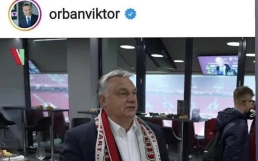 Orbán Viktor magyar miniszterelnök az Instagramra posztolt egy videót, melyben a Görögország – Magyarország barátságos futballmérkőzés eredményének örül. A miniszterelnök nyakában egy Nagy-Magyarország térképét ábrázoló sál látható.