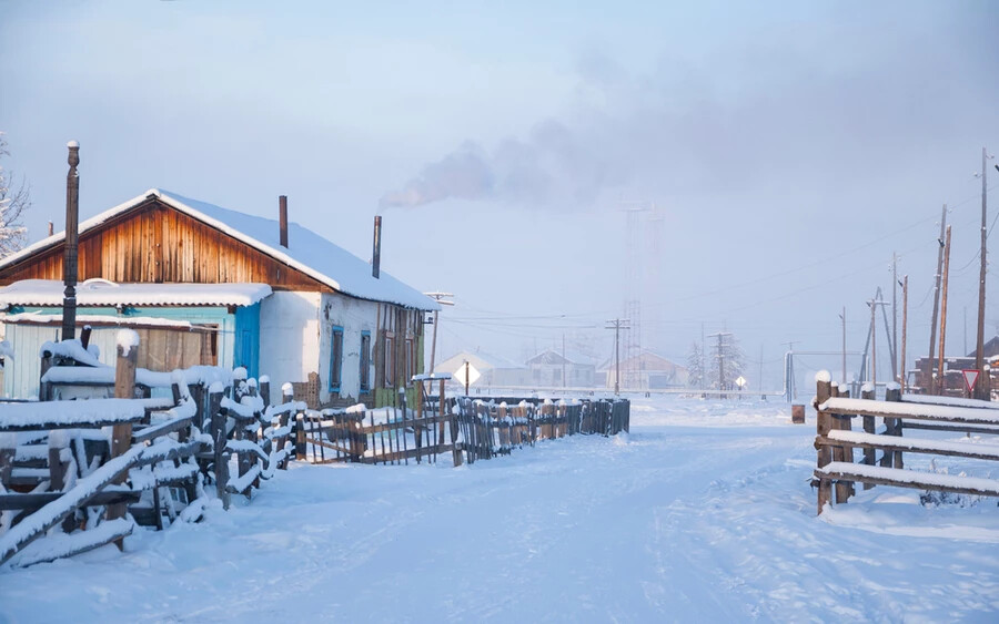 Ojmjakon: Szibéria ezen falucskája világszerte ismert hűvösségéről, mellyel nagyjából 900 lakos küzd meg naponta. A hőmérséklet akár a -50 Celsiust is elérheti, a rekord azonban -71.
