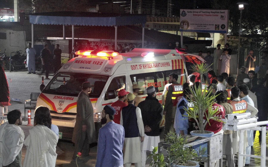 Pakisztán északnyugati részén, Haibár-Pahtunhva tartományban kilencen meghaltak és harmincan megsérültek a földrengésben a helyi katasztrófavédelem szerint. Az észak-pakisztáni Szvat körzetéből, ahol a kórházak vészhelyzetet rendeltek el, 150 sérültről érkezett jelentés. A kelet-afganisztáni Lagmán tartományból eddig két halottról adtak hírt. 