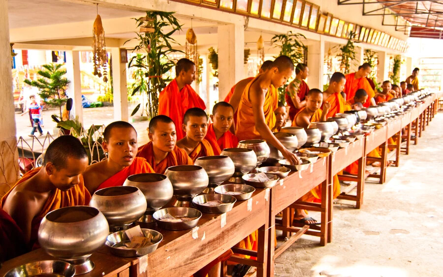 Pchum Ben: A kambodzsai fesztiválok legnagyobbika 15 napig tart, és az elhalálozottak előtti hódolatot tűzi ki célul. Ilyenkor minden nap, bármennyire is elfoglaltak vagyunk, meg kell látogatnunk egy helyi pagodát étellel. Az utolsó napja többnyire szeptember 28-a, amikor mindenki megemlékezik az elvesztett szerettekről.
