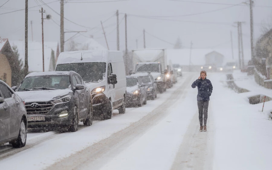 FOTÓK: A hirtelen jött havazás a kelet-szlovákiai utakat is megbénította