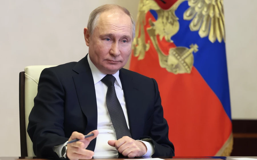 Putin hazájának állapotáról szóló beszédében kijelentette, hogy Oroszország mindent megtett annak érdekében, hogy a Donbasban a helyzetet békés úton oldja meg. Ugyanakkor a Nyugatot vádolta azzal, hogy „piszkos játékot” játszik Ukrajnával. Pavel Macko nyugalmazott tábornok Putyin beszédét konspirációk összefoglalójának és a háború igazolásának nevezte. 