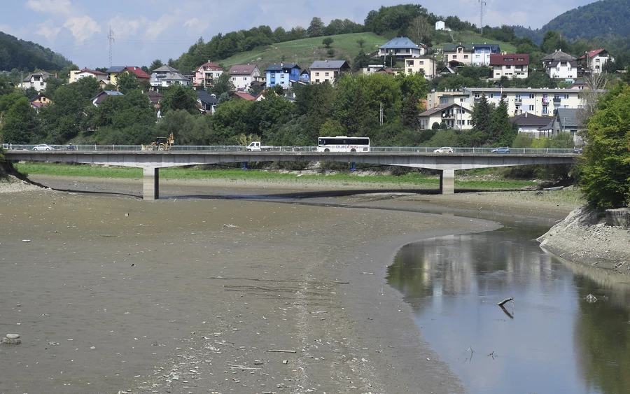 Szlovákiában azonban tíz olyan település van, ahol a szárazság súlyos gondokat okoz. Az ott élő emberek nem engedhetik meg maguknak, hogy főzzenek, mossanak vagy kertészkedjenek, emiatt már rendkívüli állapot van érvényben. 