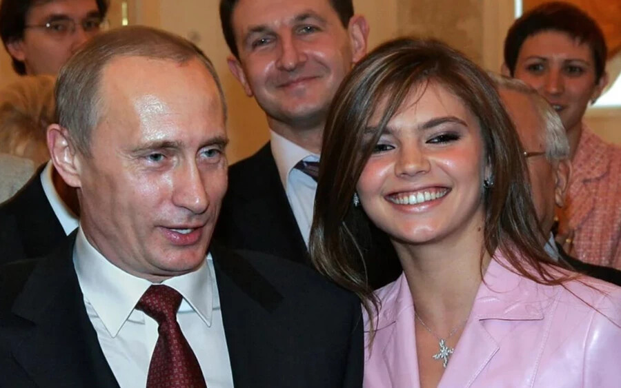 Alina állítólag nyolc évvel később kezdett randevúzni Putyinnal, és mostanában az a hír járja, hogy  két fia született az elnöktől. Az elsőt 2015-ben szülte a svájci Sant'Anna Klinikán, a másodikat pedig négy évvel később Moszkvában. A szülésznőt Putyin már több mint 30 éve ismerte. 