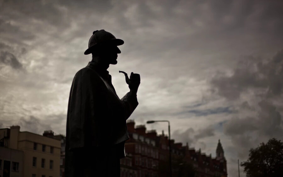 Sherlock Holmes és Moriarty professzor: Minden idők legnagyobb detektívjének világ életében egyetlen méltó kihívója volt, a bűn „Napóleonja”, Moriarty professzor. Sir Arthur Conan Doyle eredeti könyvsorozata azzal is ért véget, hogy Sherlock és Moriarty végeztek egymással, ám végül az író kénytelen volt visszahozni Holmes-ot a rajongók kérésére.