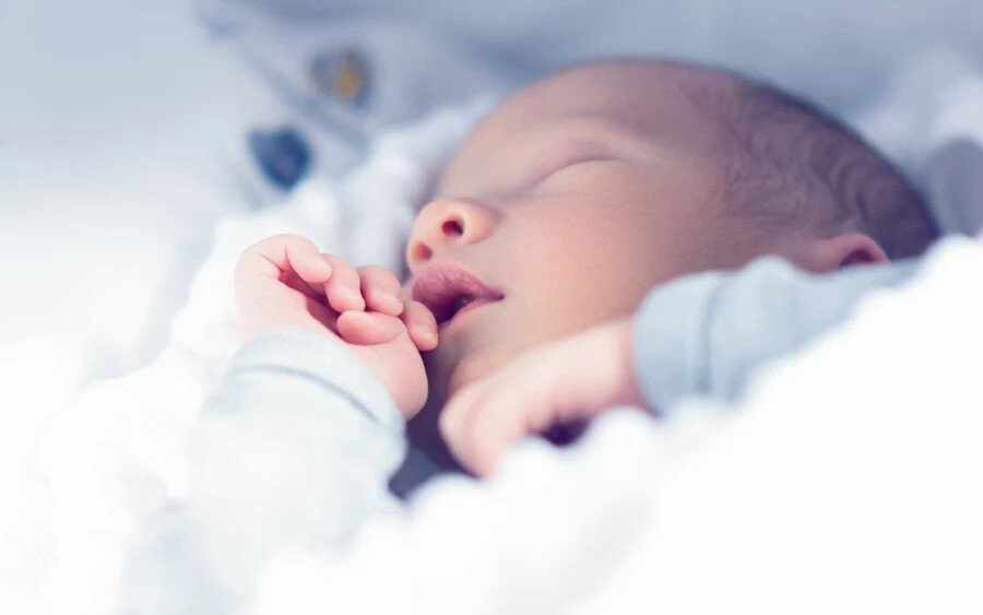 A 0-3 hónapos gyermek számára 14-17 óra az ajánlott alvás hossza. Megfelelő mennyiség lehet még a 11-13 óra és a 18-19 óra is. Az 1-10 óra alvás azonban kevésnek számít.