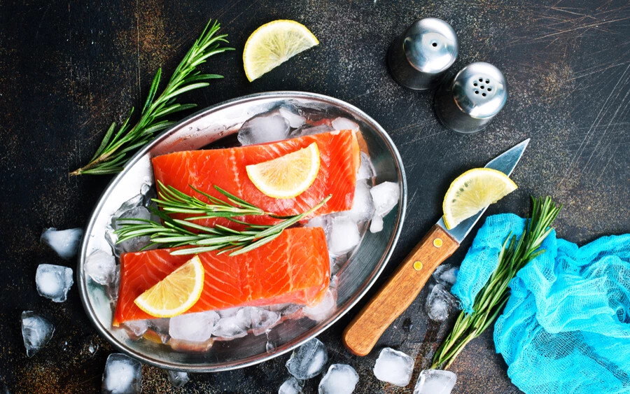 Olajos halak: A szardínia, a lazac és a makréla mind gazdag omega-3 zsírsavakban, melyek segítenek csökkenteni a stresszt.