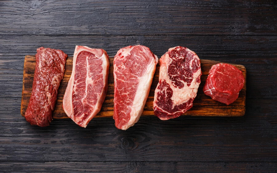 Hús - a hús melegítése a mikrohullámú sütőben nem feltétlenül káros az egészségre, de ha nem melegszik át teljesen, akkor a baktériumok továbbra is jelen lehetnek az ételekben