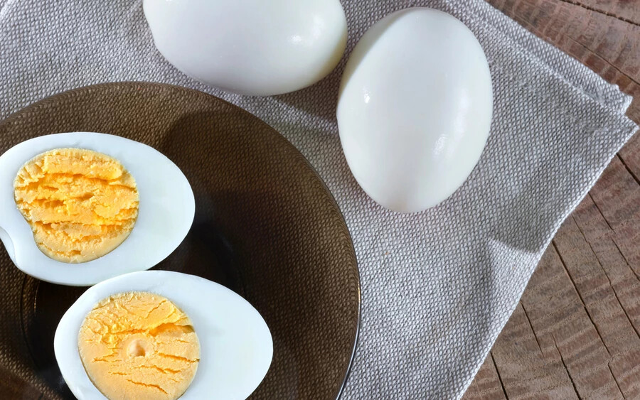 Előfordul, hogy amikor megfőzzük a tojást, akkor annak sárgája és fehérjéje között vékony, szürkés-zöldes réteg alakul ki. Erre az egyik magyarázat a közhiedelem szerint, hogy innen lehet tudni, hogy a tojás régi vagy szennyezett, azonban pár éve az kezdett el terjedni a közösségi médiában, hogy az elszíneződés csak a génkezelt tojásnál jelenik meg. →