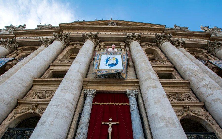 Szerda délelőtt – még mielőtt a Vatikán bejelentette volna a kórházi kezelést és a műtétet –  Ferenc pápa részt vett a Szent Péter téren tartott általános audiencián. 
