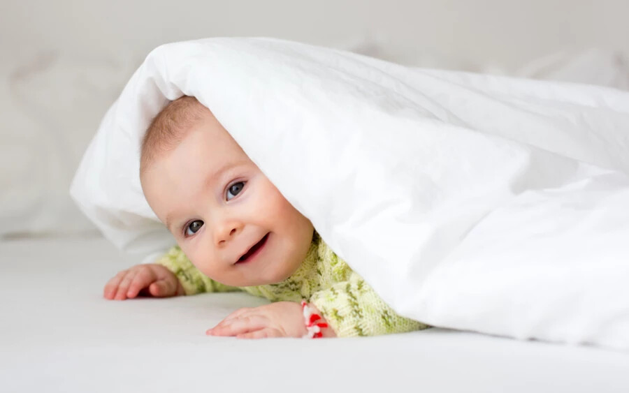 A 4-11 hónapos gyermek számára 12-15 óra az ajánlott alvás hossza. Megfelelő mennyiség lehet még a 10-11 óra és a 16-18 óra is. Az 1-9 óra alvás azonban kevésnek számít, a 19 pedig soknak.