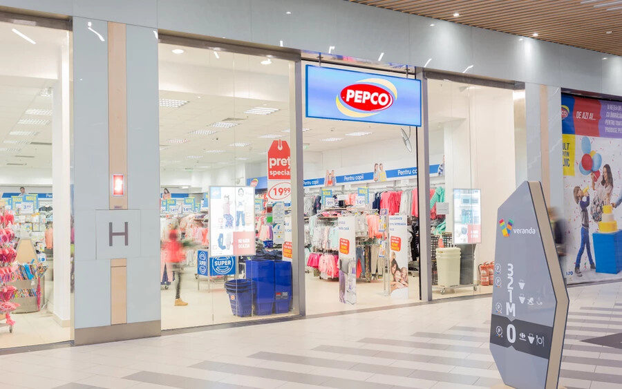 A Pepco üzletlánc úgy döntött, hogy a pozsonyi Shopping Palace bevásárlóközpontban beszáll a vásárlókért folytatott küzdelembe. Ott a konkurens márkák, a KiK és az Action tegnap nyitották meg új üzleteiket.