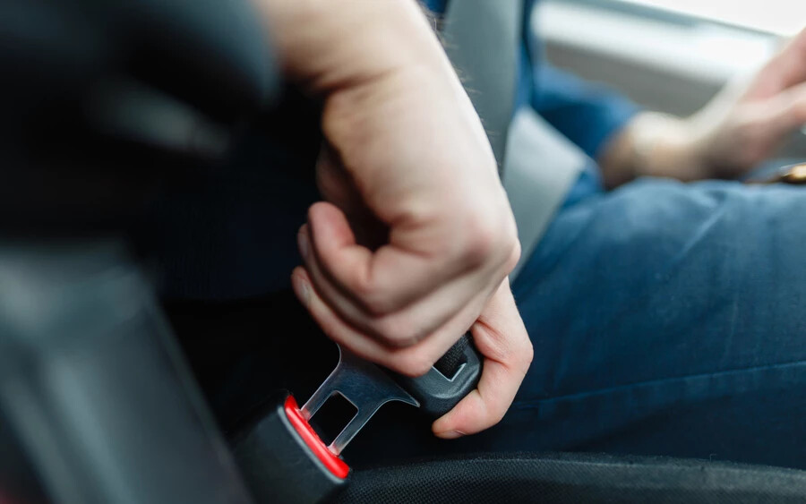 A rajtakapott járművezetők polgári és büntetőjogi következményekkel is szembesülhetnek, például hátrányos helyzetbe kerülhetnek a kártérítési vagy biztosítási igények benyújtásakor egy baleset esetén.