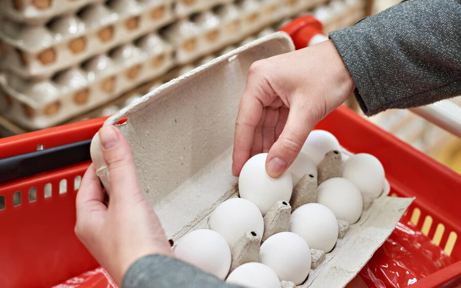 A Kaufland lánc a SITA-nak elmondta, céljuk, hogy legkésőbb a 2025-ös naptári év végétől ne vegyenek, ne adjanak el ketreces tojásokat, és ne használják azokat a saját termékeik összetételében.