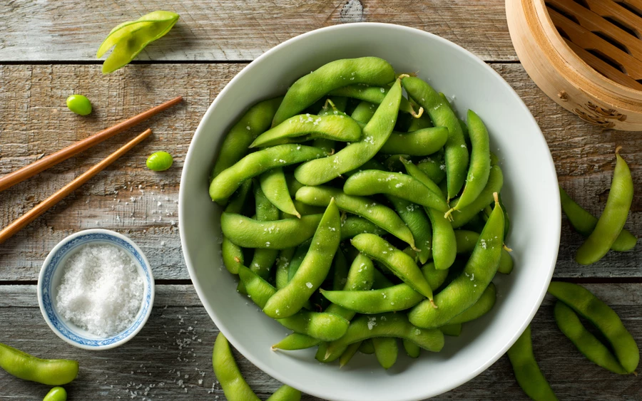 Az edamame bab számos tápanyagban – többek között fehérjében, rostban és vitaminokban – gazdag, emellett antioxidánsokat is tartalmaz, amelyek immunrendszererősítő és rákmegelőző hatásúak.