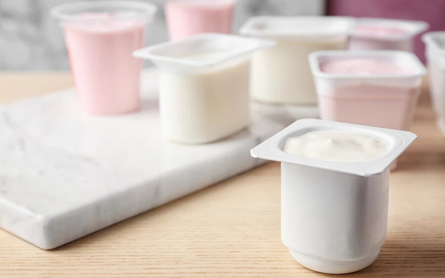 Joghurtból is negyed csészényit használjunk tojásonként. A recepttől függően a joghurt nedvessé, ragacsossá teheti a tésztát. A tojás helyettesítésére a joghurt vegán verziója is alkalmas.