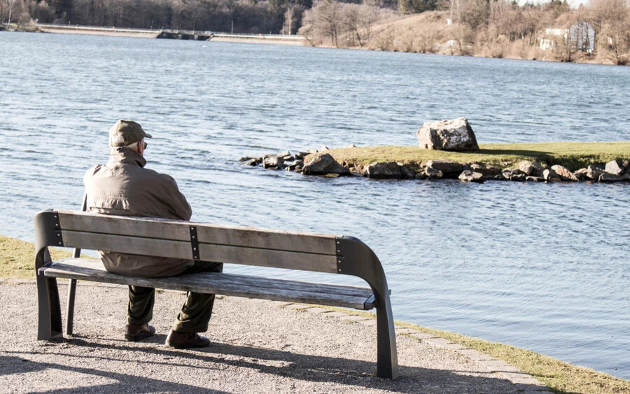 Az első, 25 000 fős mintán végzett páneurópai felmérés a magányosságról kimutatta, hogy a válaszadók mintegy 13 százaléka érzi magát magányosnak legtöbbször vagy akár állandóan. A felmérés szerint a magányérzetet a Covid-19 világjárvány idején a hosszú távú elszigeteltség fokozta.  A magányosság Írországban volt a legelterjedtebb, a válaszadók mintegy 20 százaléka számolt be magányérzetről.