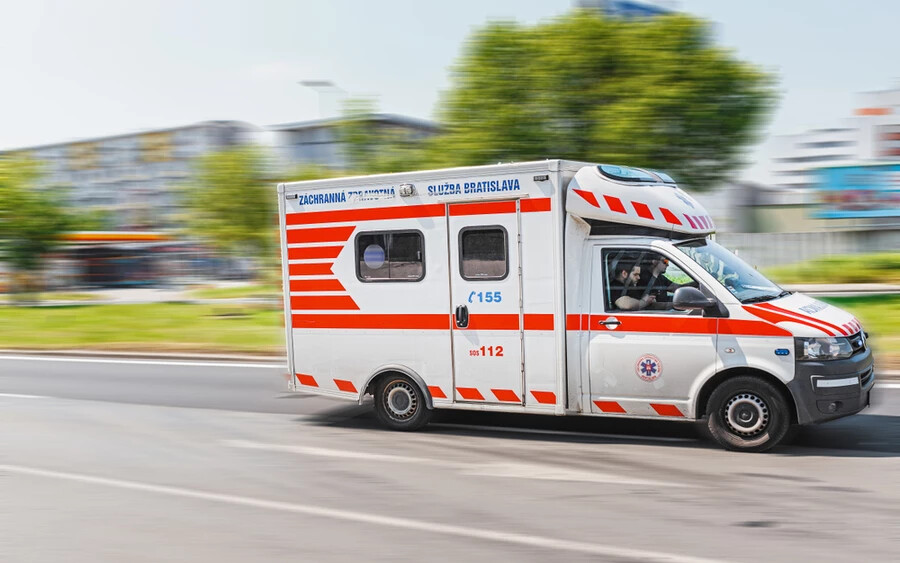 A változtatást az egészségügyi minisztérium javasolja a mentősök kezdeményezésére, maga a rendszer Szlovákiában várhatóan legkésőbb 2025 októberétől működik majd, kezdetben a kerületi városokban.